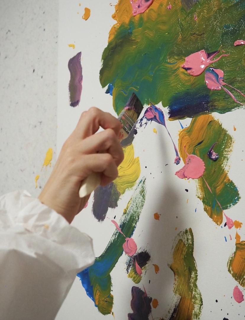 Hand malt bunte Farbkleckse auf Leinwand